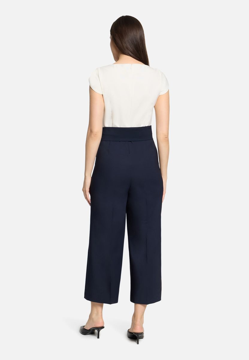 Eleganter Zweifarben-Jumpsuit mit Cropped-Bein