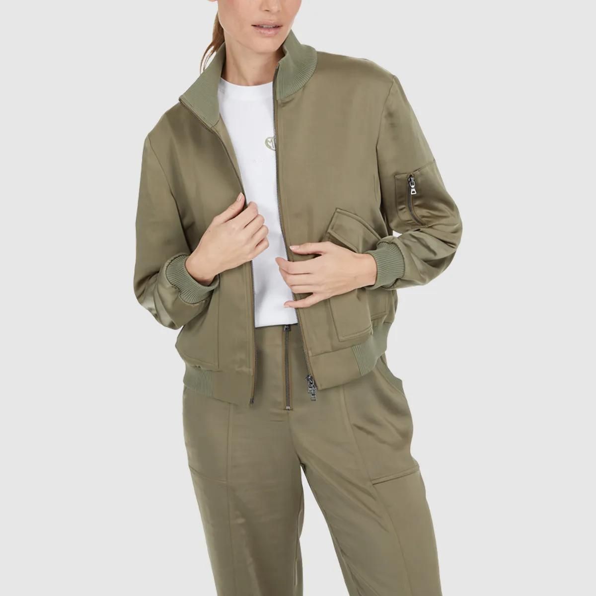 Olivgrüne Bomberjacke aus Satin