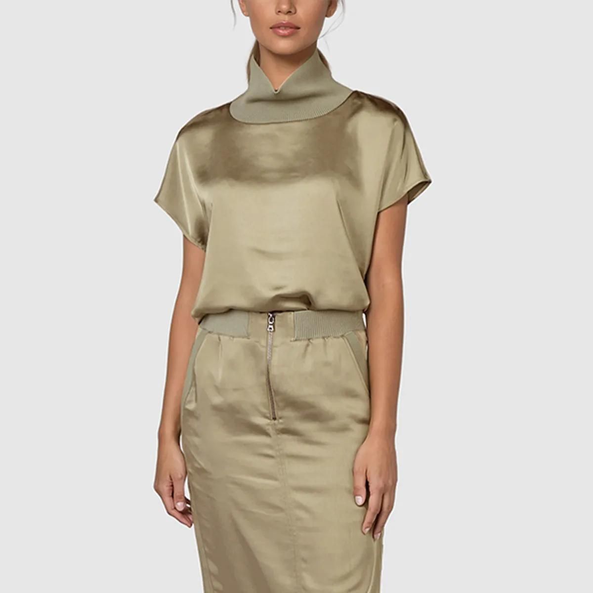 Kurzärmeliges Satin-Top mit Rollkragen