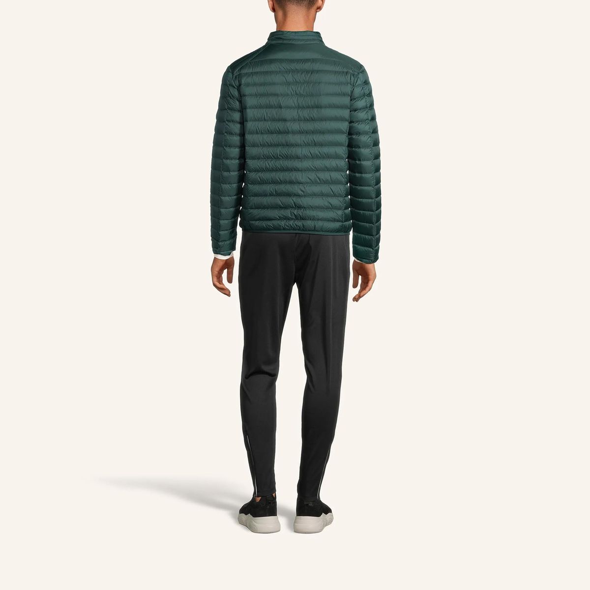 Leichte gesteppte Daunenjacke mit Stehkragen