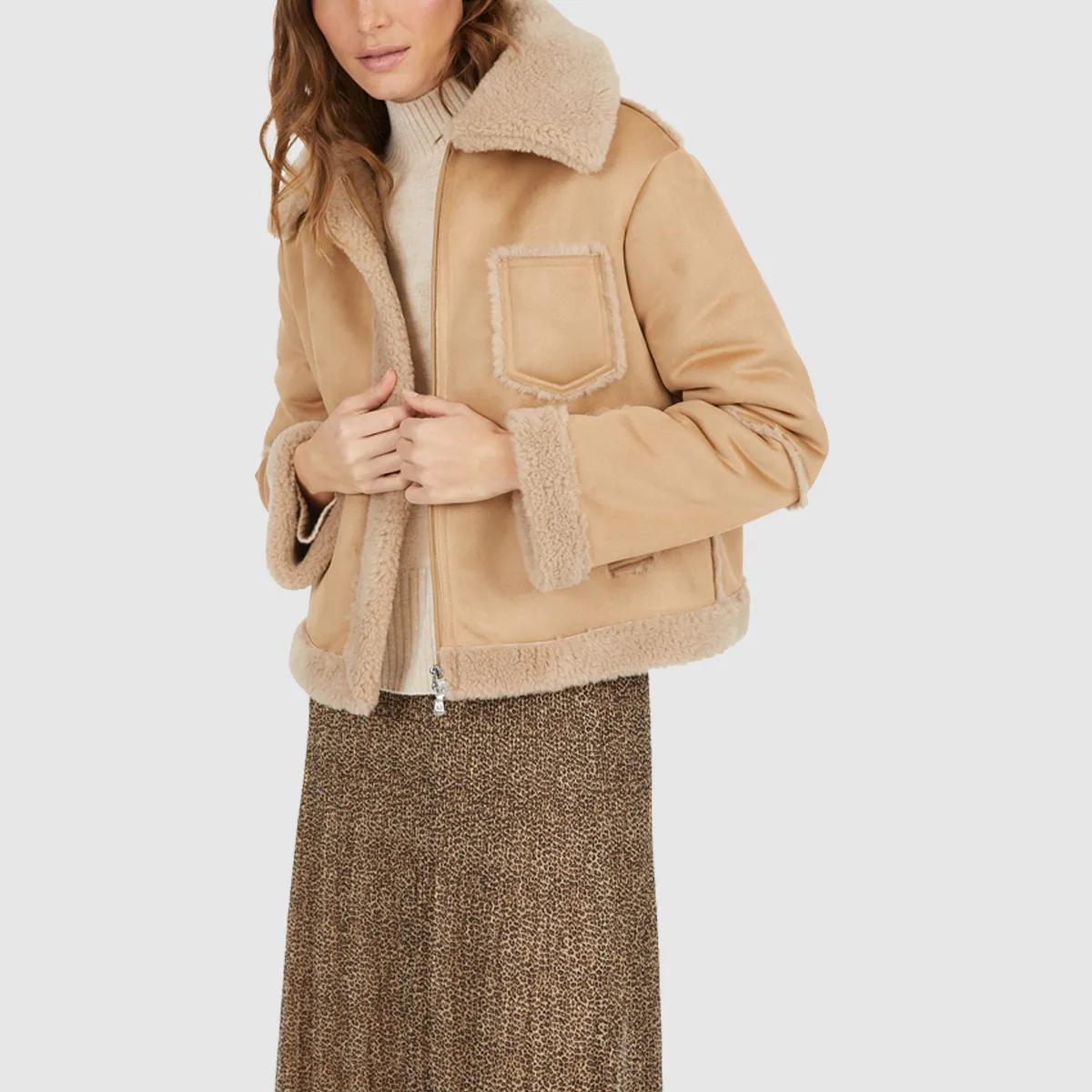Beige Jacke mit Kunstfell
