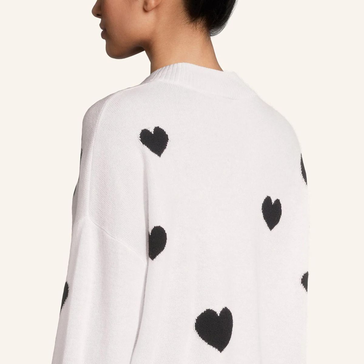 Weißer Wollmischpullover mit Herzmuster