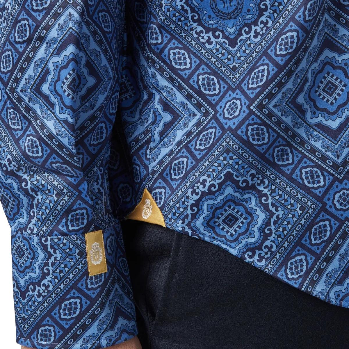 Blaues Hemd mit geometrischem Muster