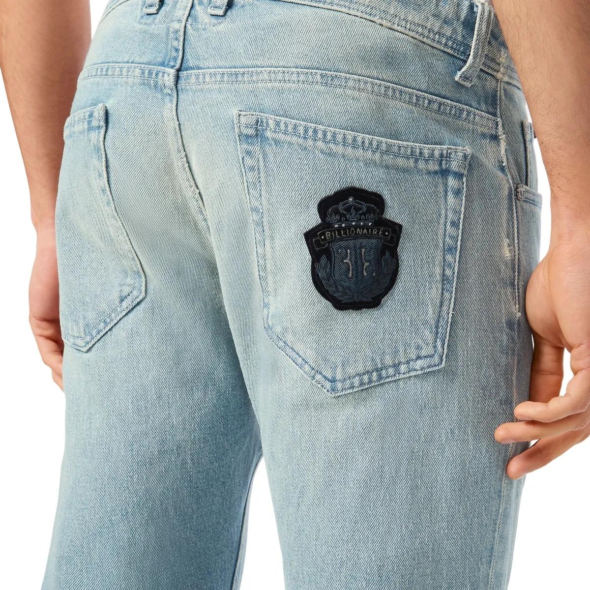 Hell gewaschene Jeans mit geradem Bein