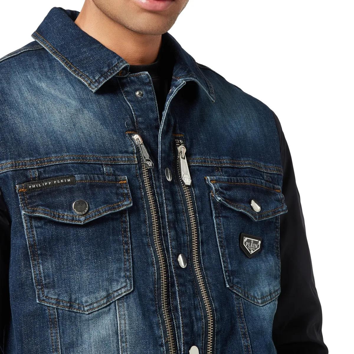 Jeansjacke mit kontrastierenden Ärmeln