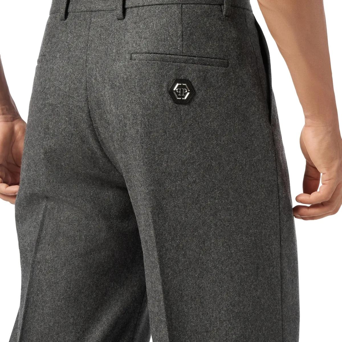 Graue weite Wollhose