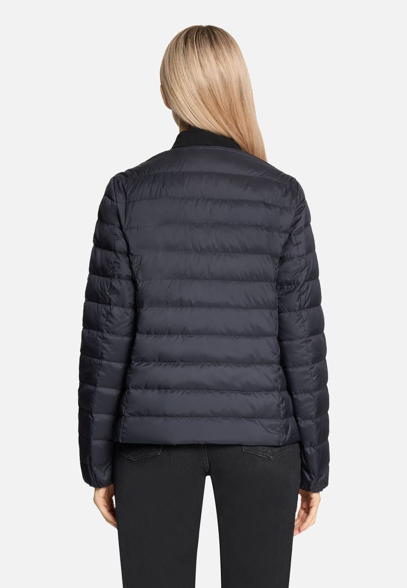 Kragenlose Steppjacke mit Daunen