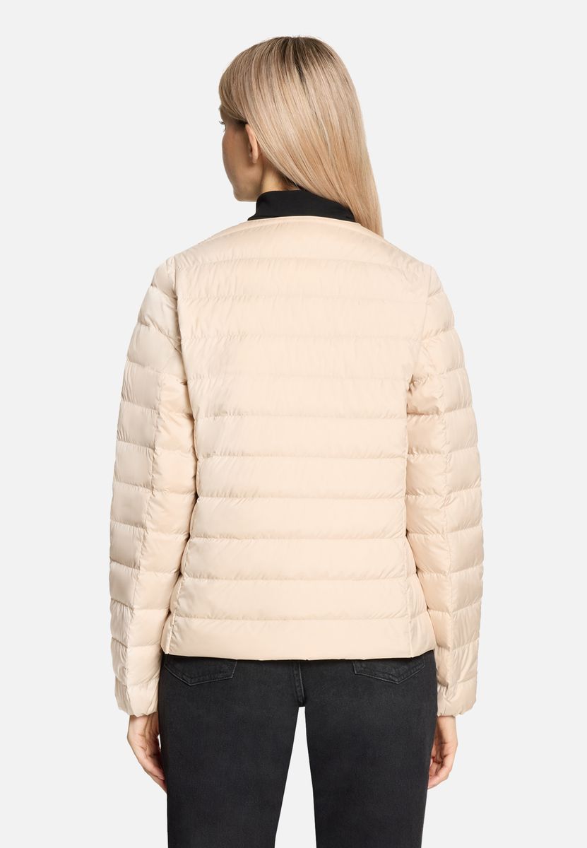 Kragenlose Steppjacke mit Daunen