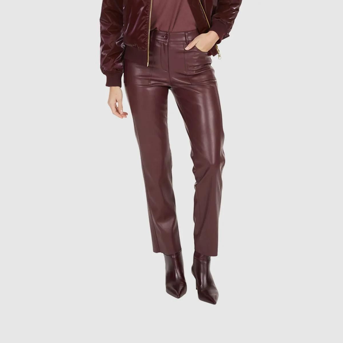 Burgunderrote Kunstlederhose mit geradem Bein