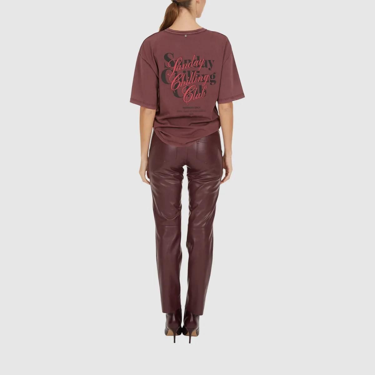 Burgunderrote Kunstlederhose mit geradem Bein