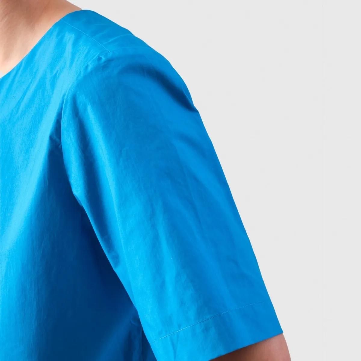 Klassische kastenförmige Kurzarmbluse