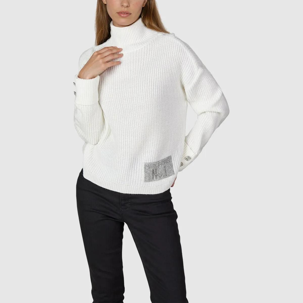 Eleganter Rollkragen-Strickpullover mit Schmuck