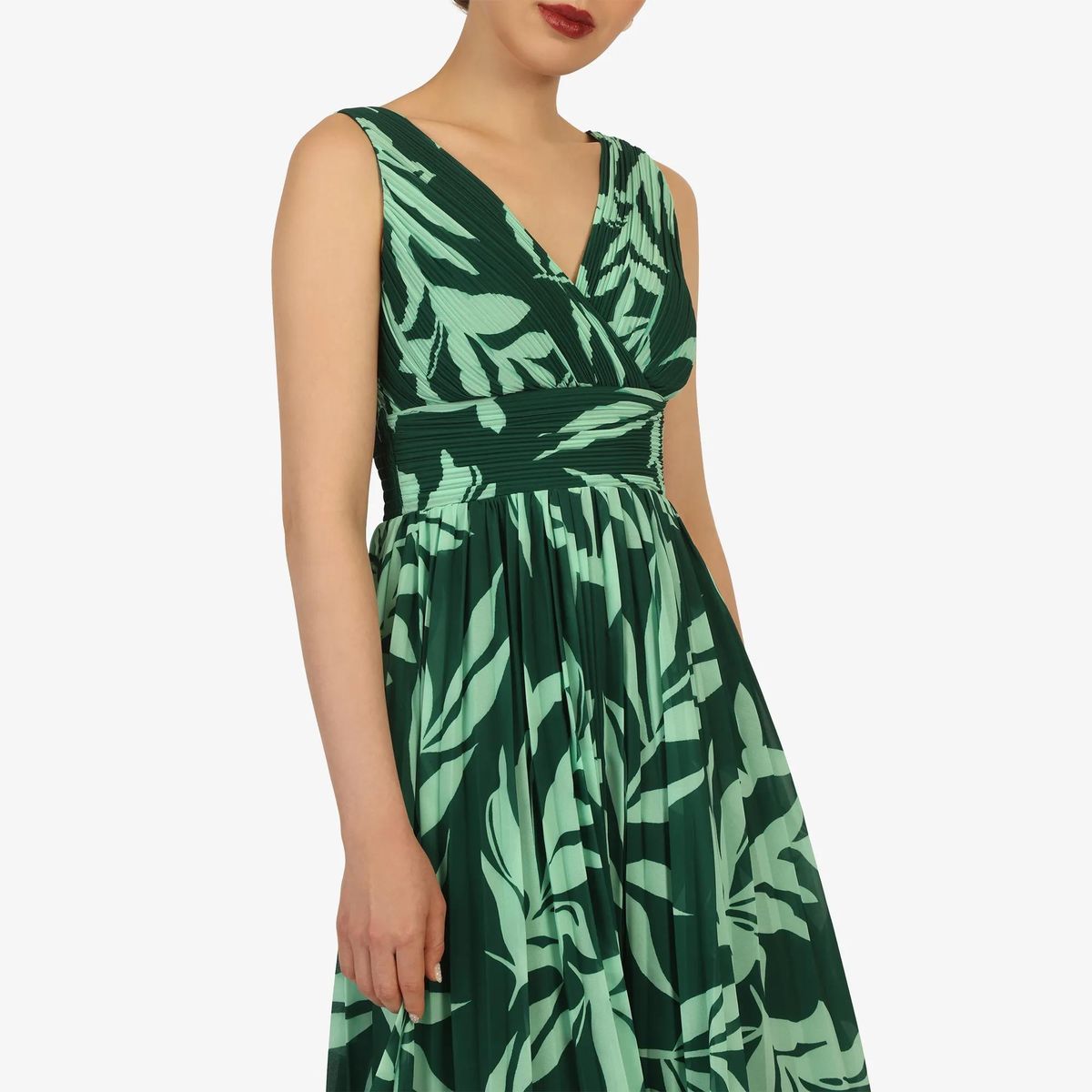 Midikleid mit tropischem Print und gesmoktem Rücken