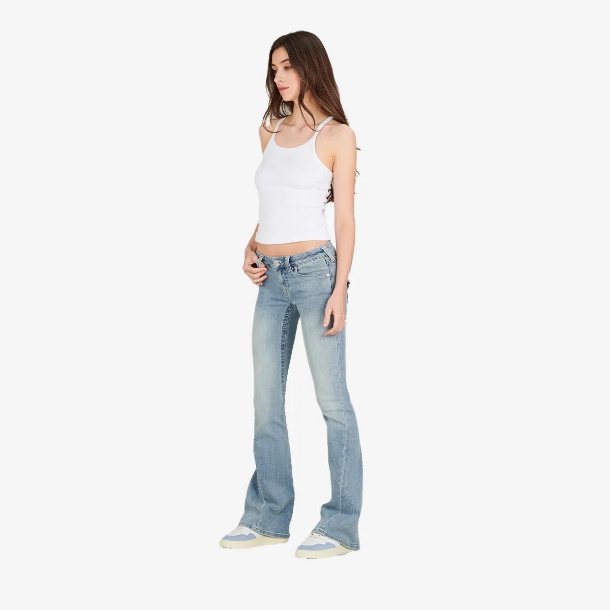 Schlagjeans mit niedrigem Bund und heller Waschung