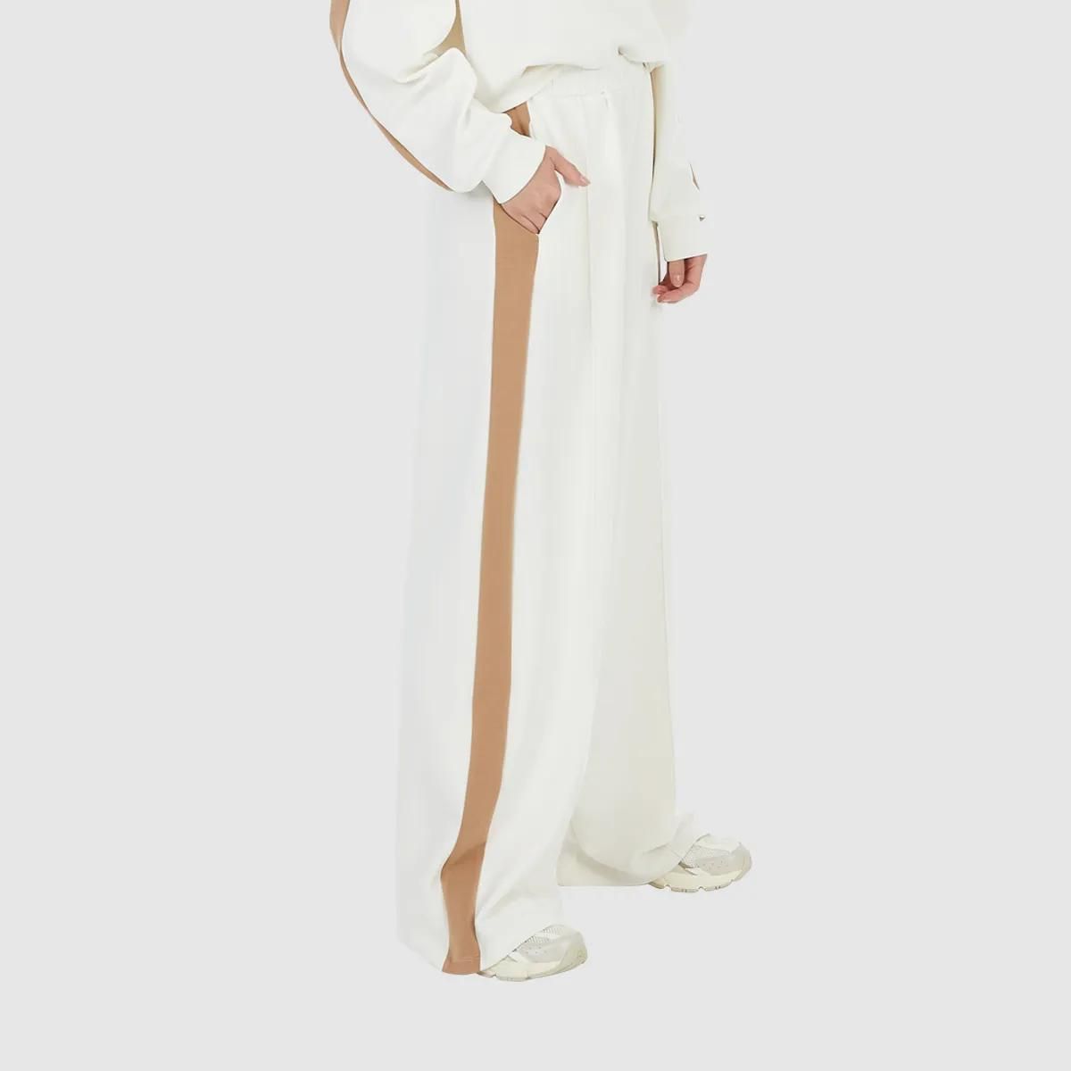 Relaxte Jogginghose mit Seitenstreifen