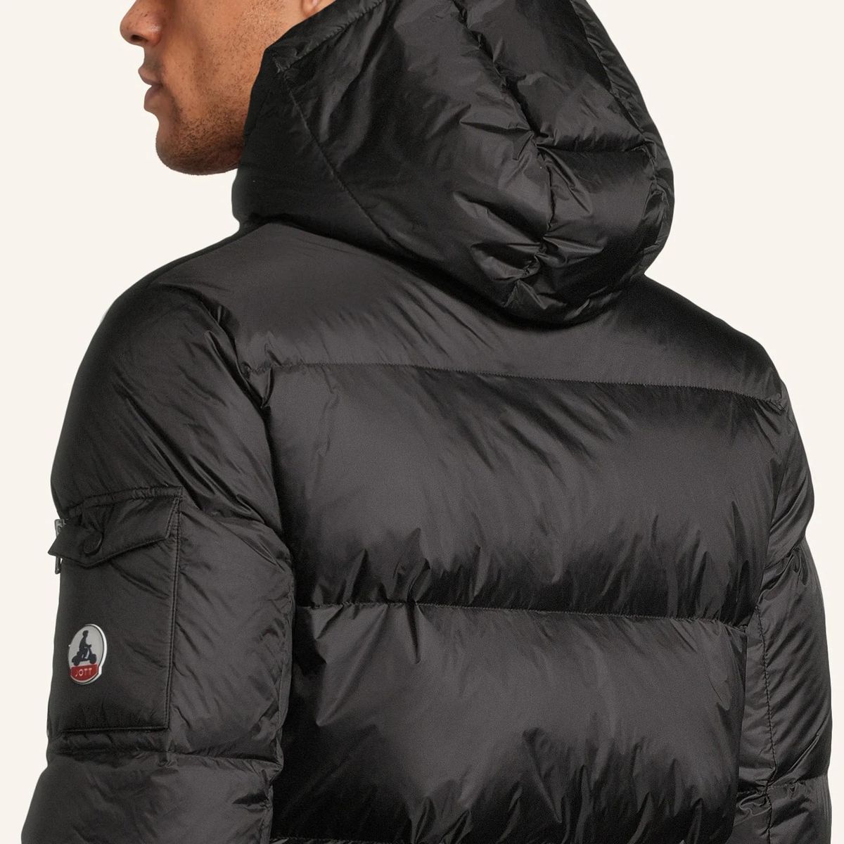 Warme Daunenjacke mit Kapuze