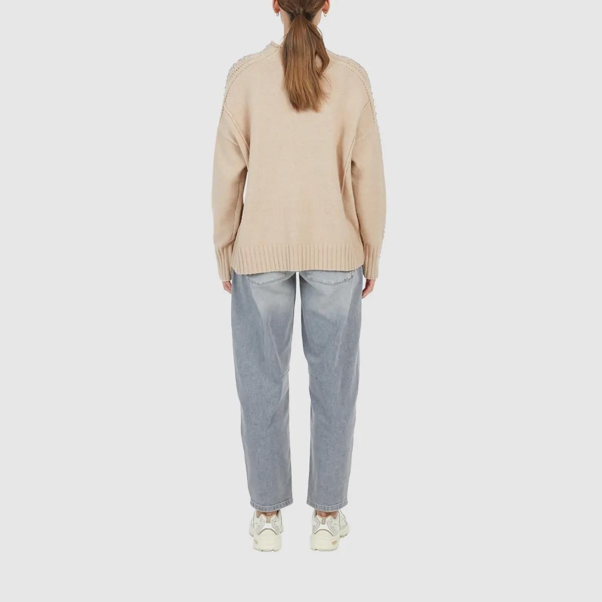 Strickpullover mit Häkeldetails