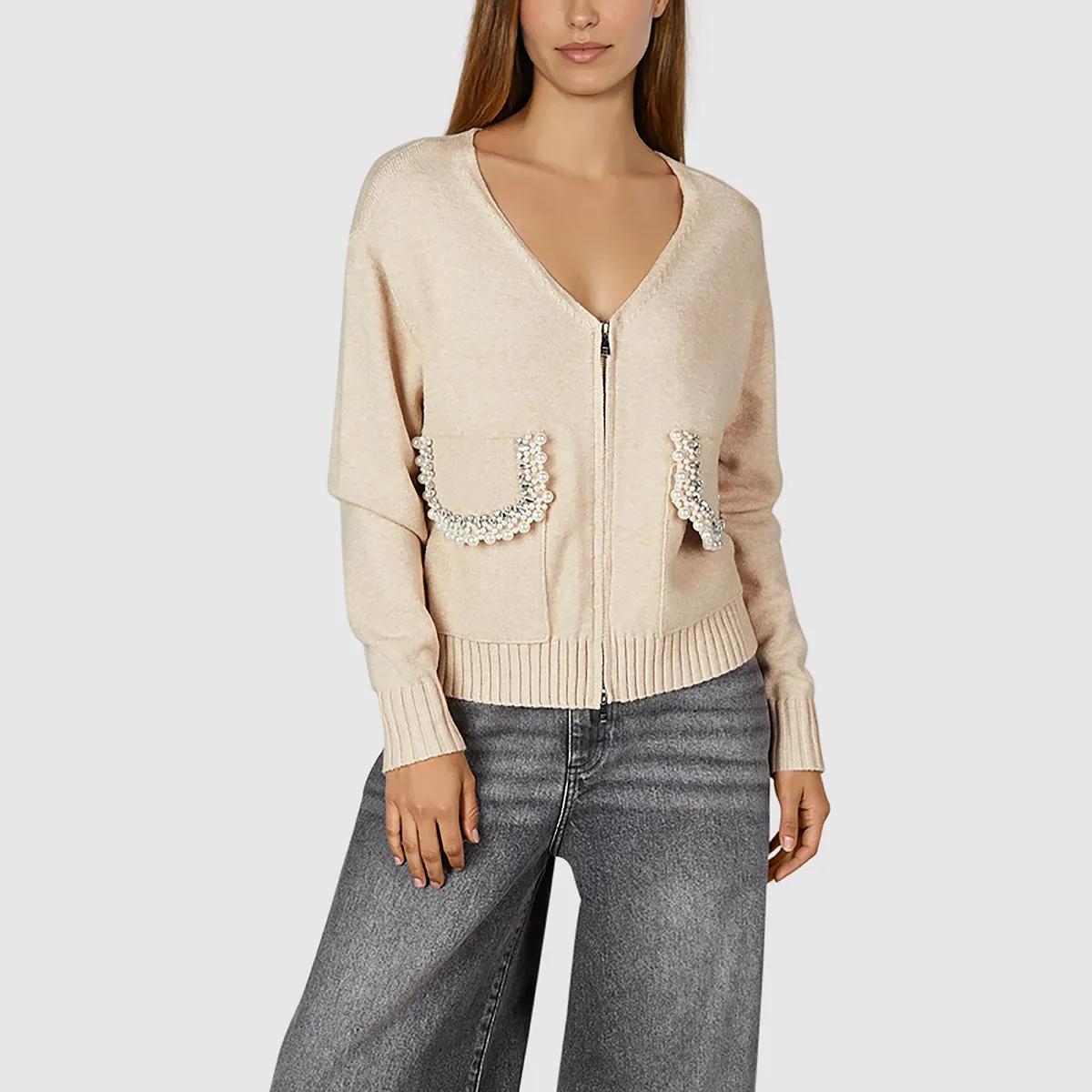 Elegante Strickjacke mit Perlenapplikation