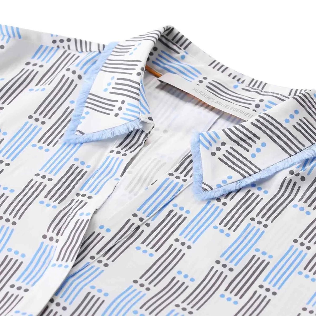 Gemusterte Seidenbluse mit Fransenkragen