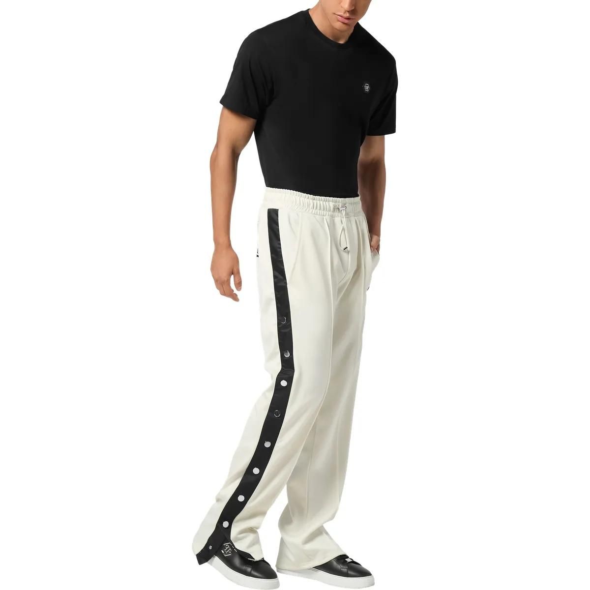 Locker sitzende Loungehose mit Knopfdetails