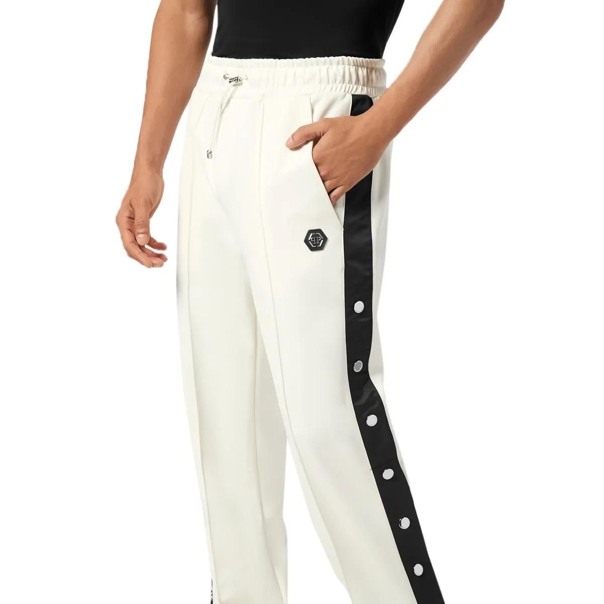 Locker sitzende Loungehose mit Knopfdetails
