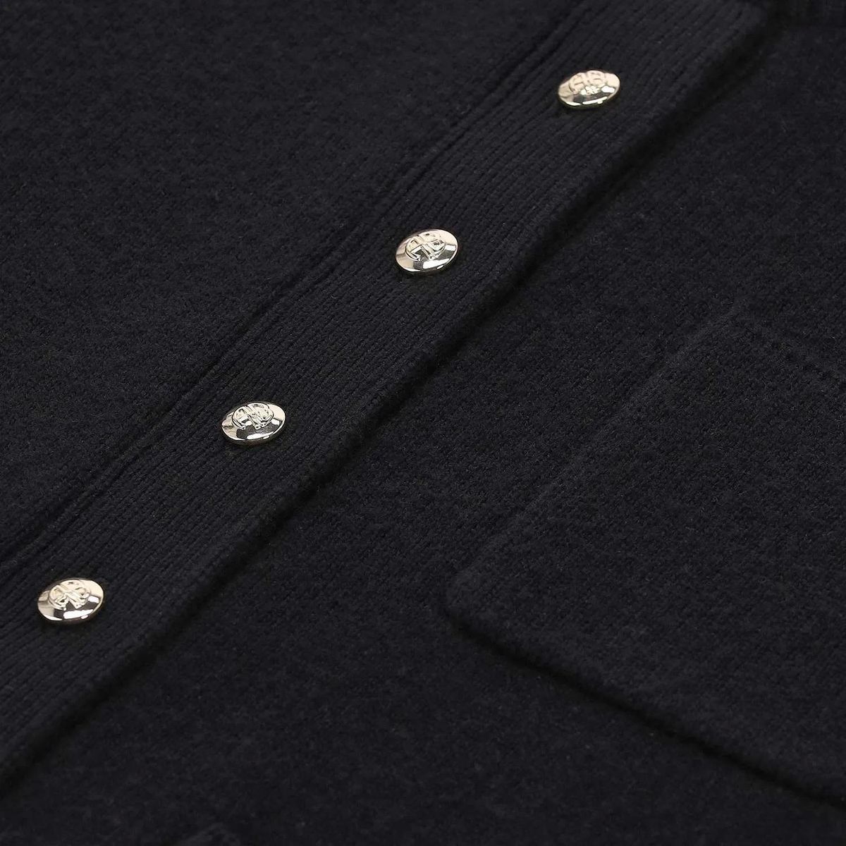 Klassische Strickjacke mit goldenen Knöpfen