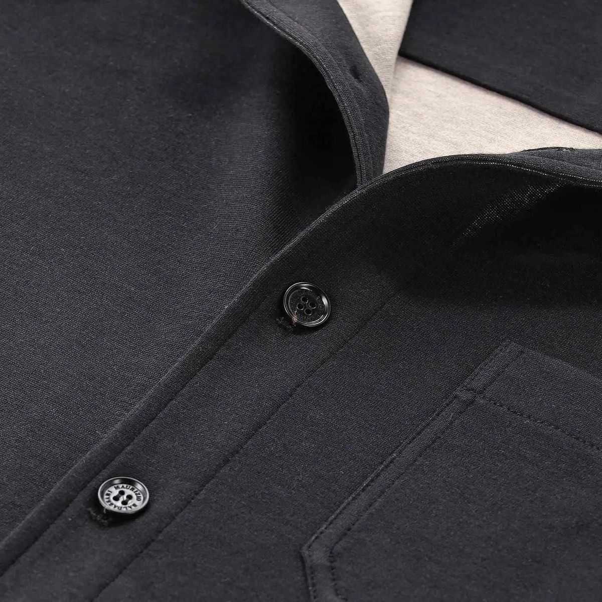 Klassisches schwarzes Overshirt mit Knöpfen