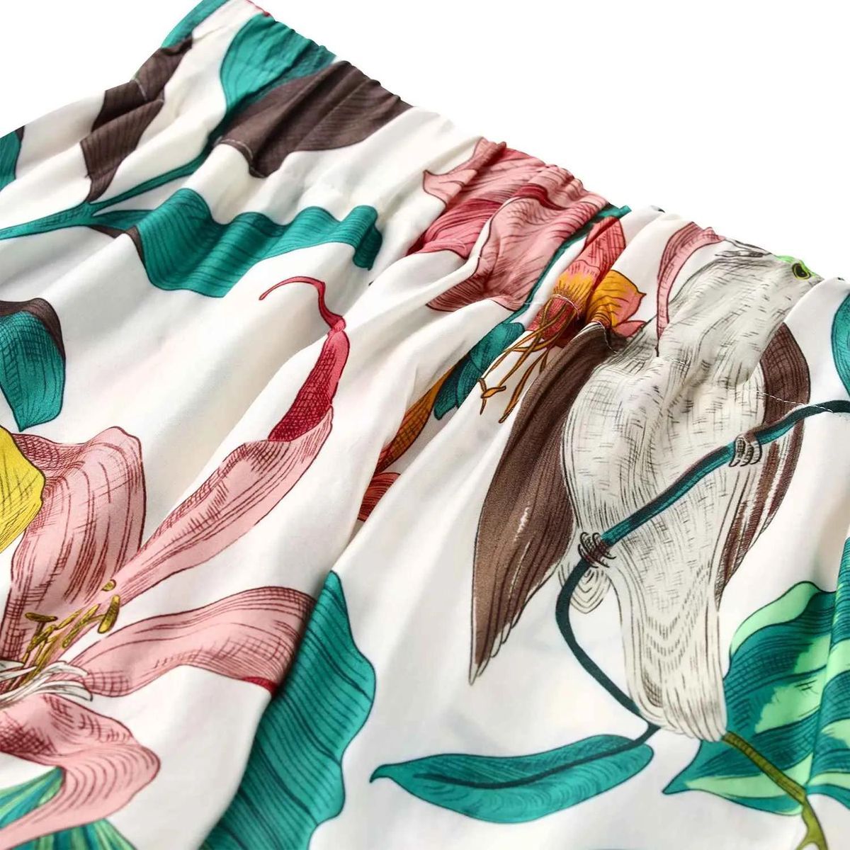 Satinshorts mit Flora-Fauna-Muster