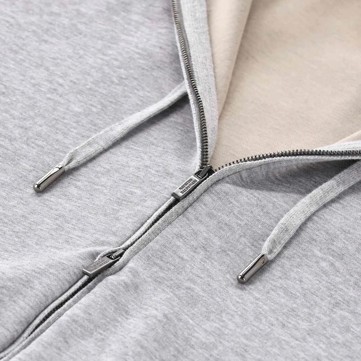 Klassische Kapuzen-Sweatjacke mit Reißverschluss