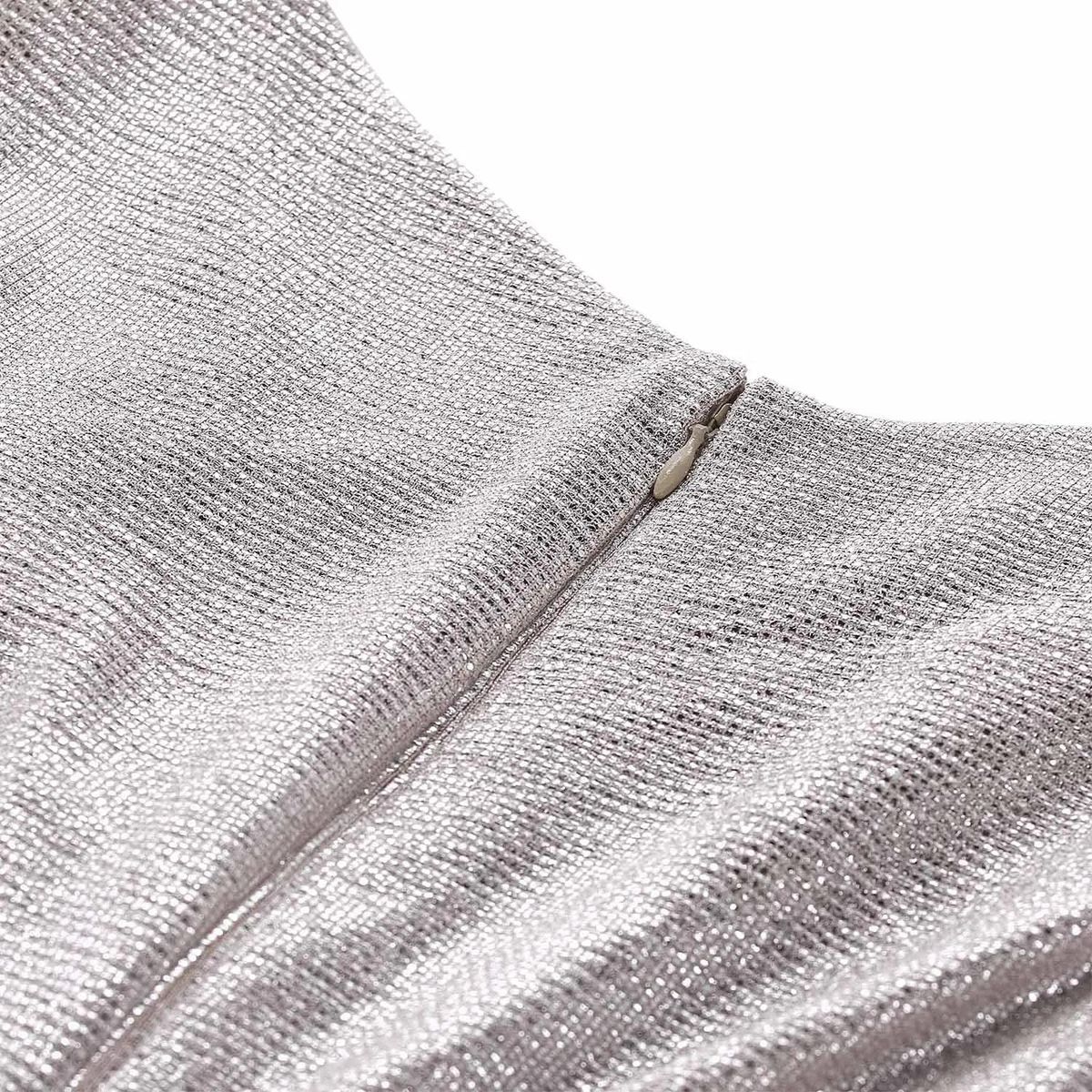 Elegantes silbernes Abendkleid mit Drapierung