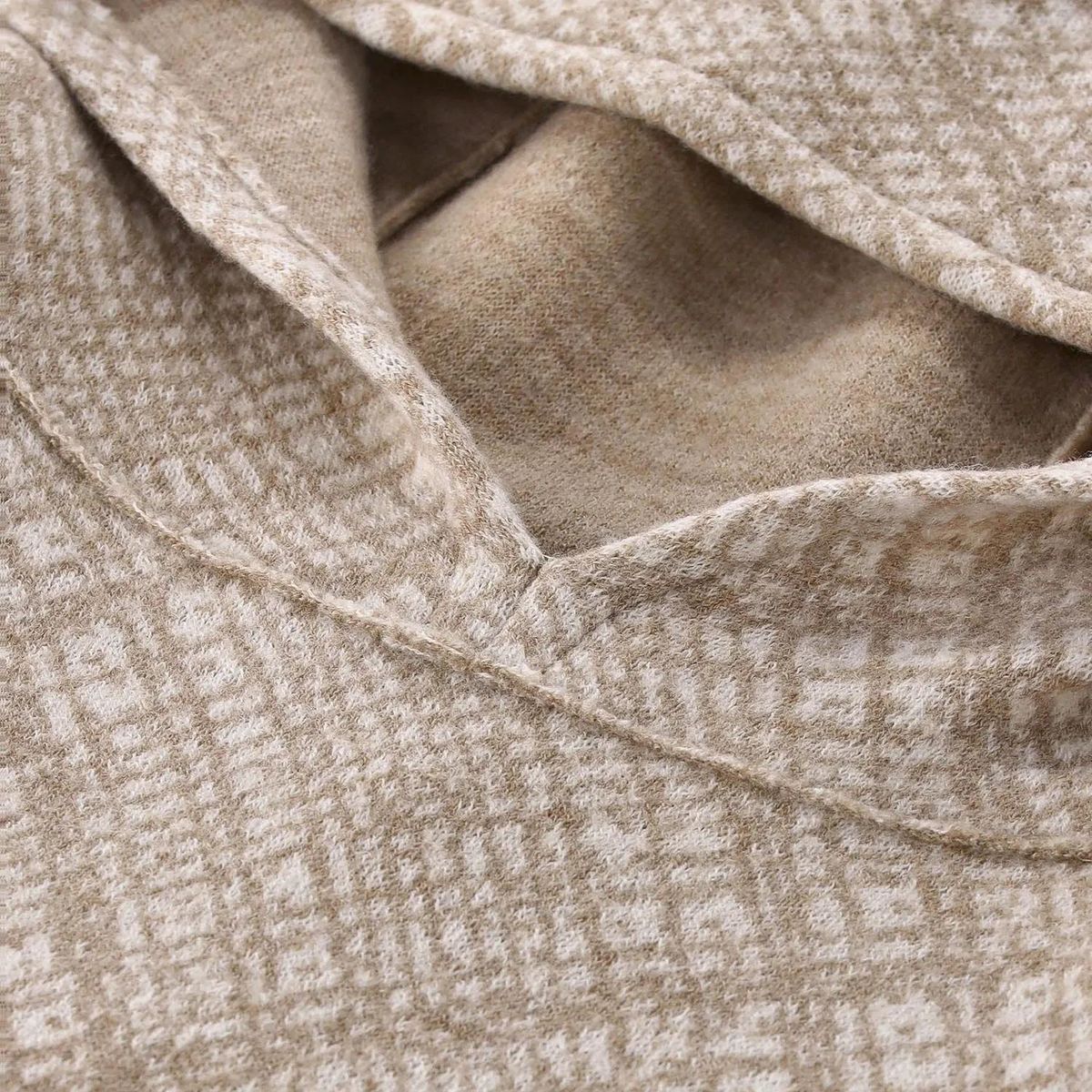 Beiger Strickponcho mit Kapuze