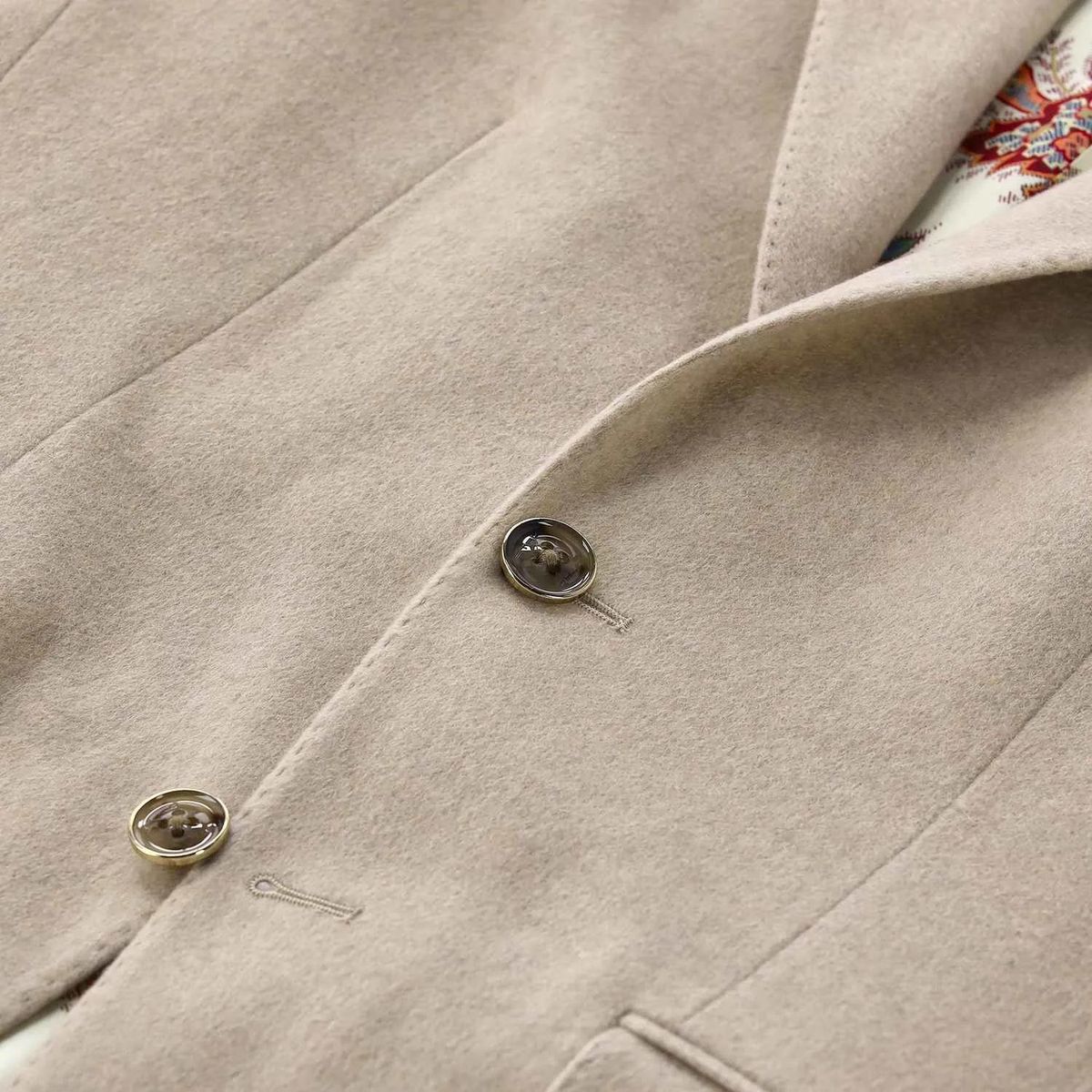 Beigefarbener, einreihiger Kaschmirblazer