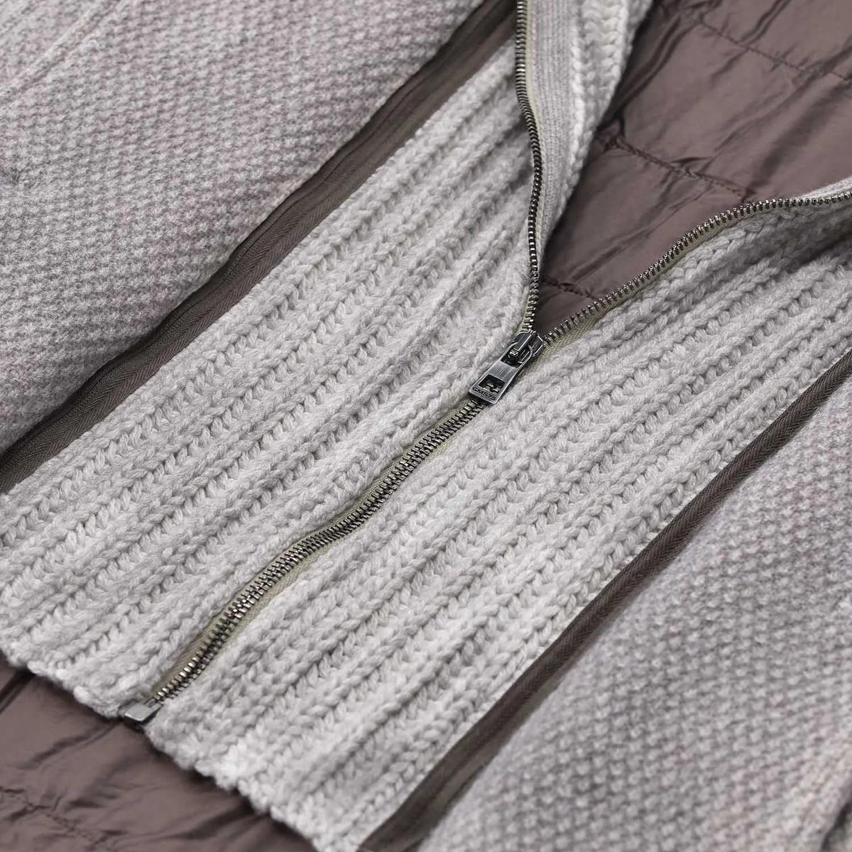 Strickmantel aus Wollmischung mit Einsatz