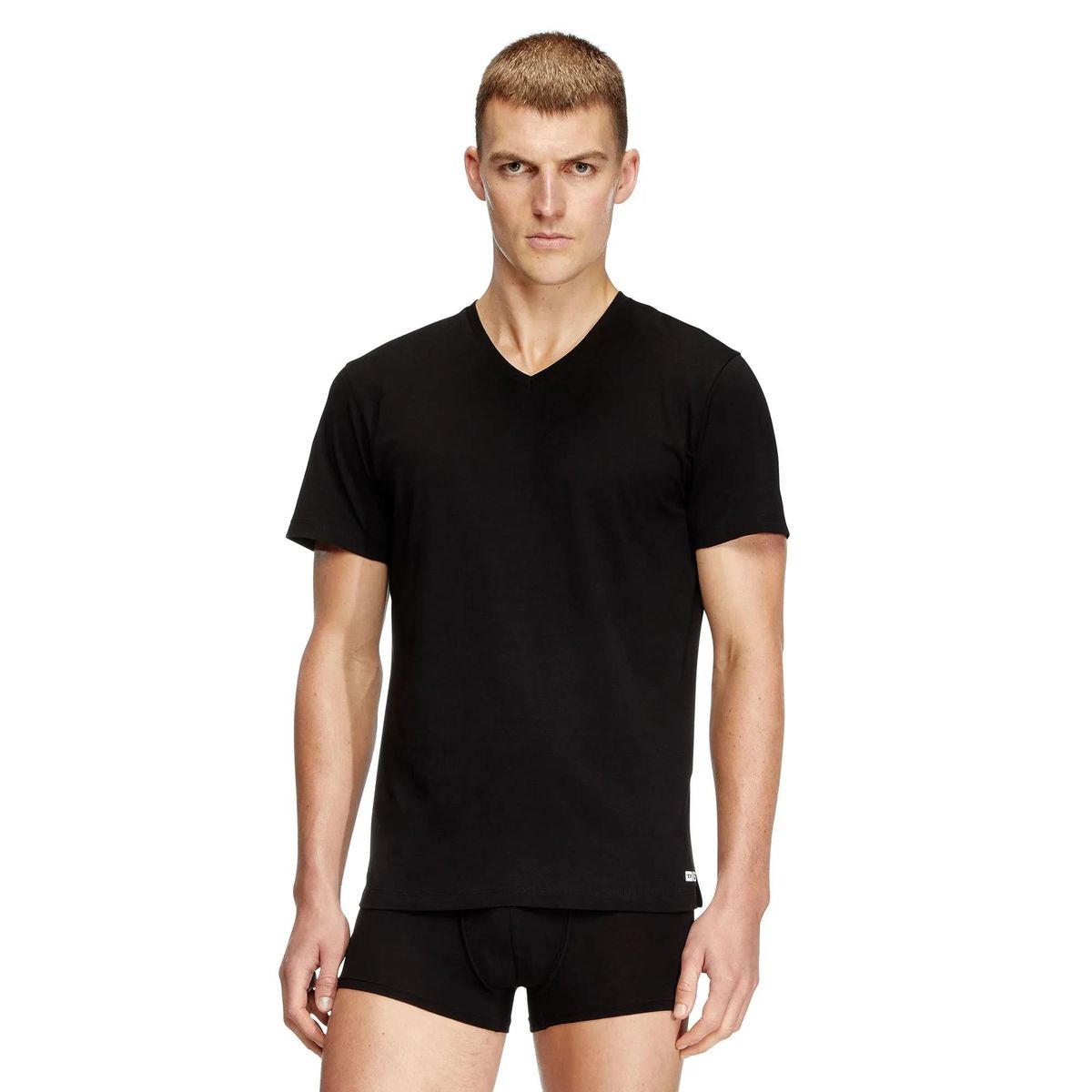 Klassisches schwarzes Baumwoll-T-Shirt mit V-Ausschnitt