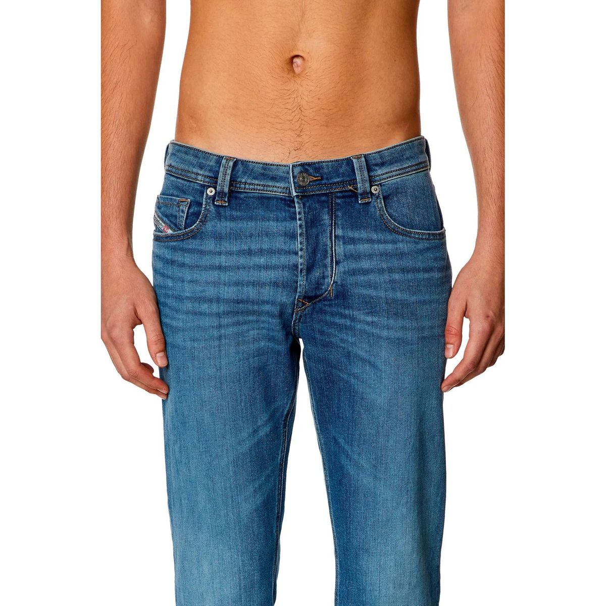 Blaue Jeans mit schmal zulaufendem Bein