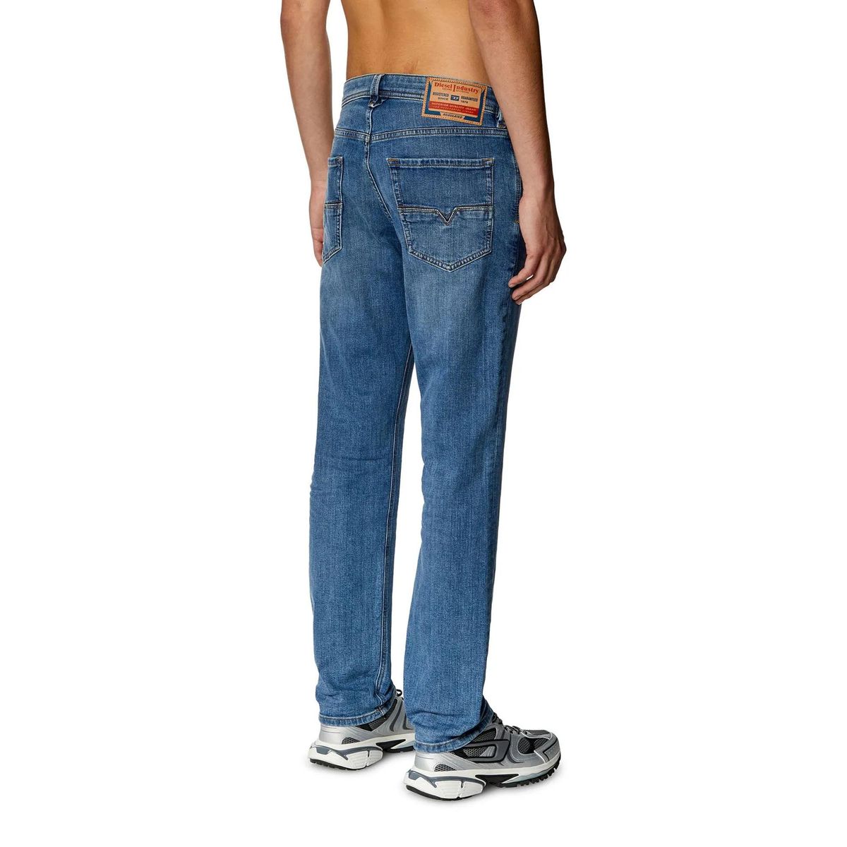 Blaue Jeans mit schmal zulaufendem Bein