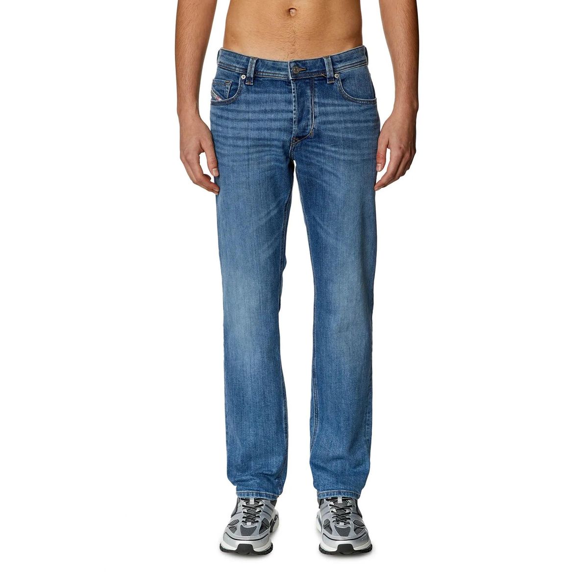 Blaue Jeans mit schmal zulaufendem Bein