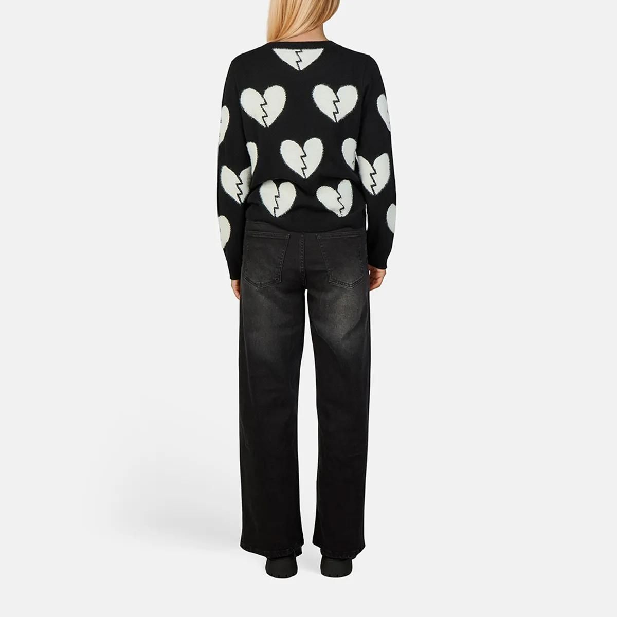 Schwarzer Strickpullover mit gebrochenem Herzen