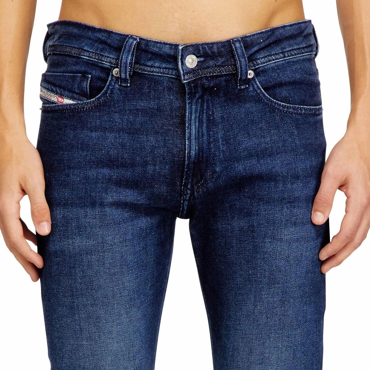 Slim Fit Jeans mit dunkler Waschung