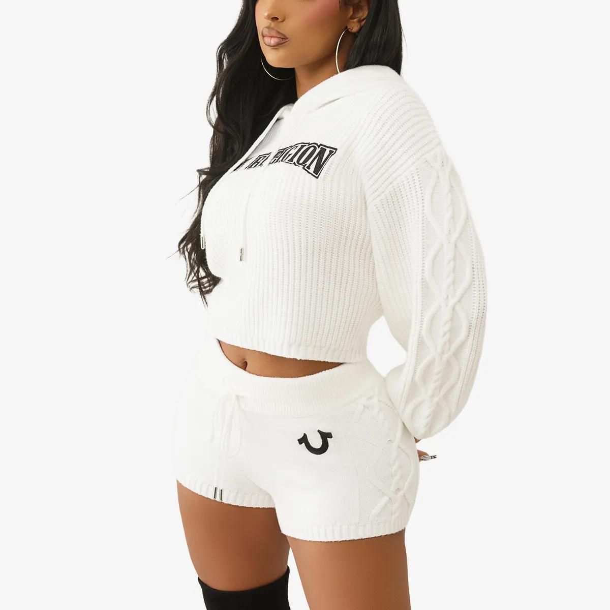 Kurzer Strick-Hoodie mit Stickerei