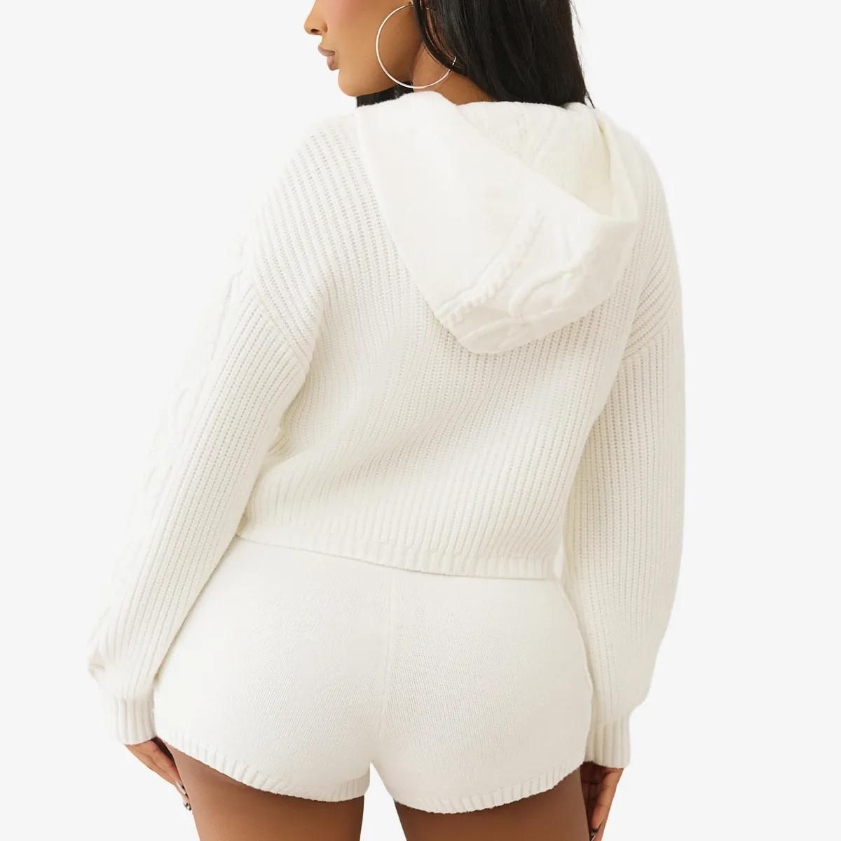 Kurzer Strick-Hoodie mit Stickerei