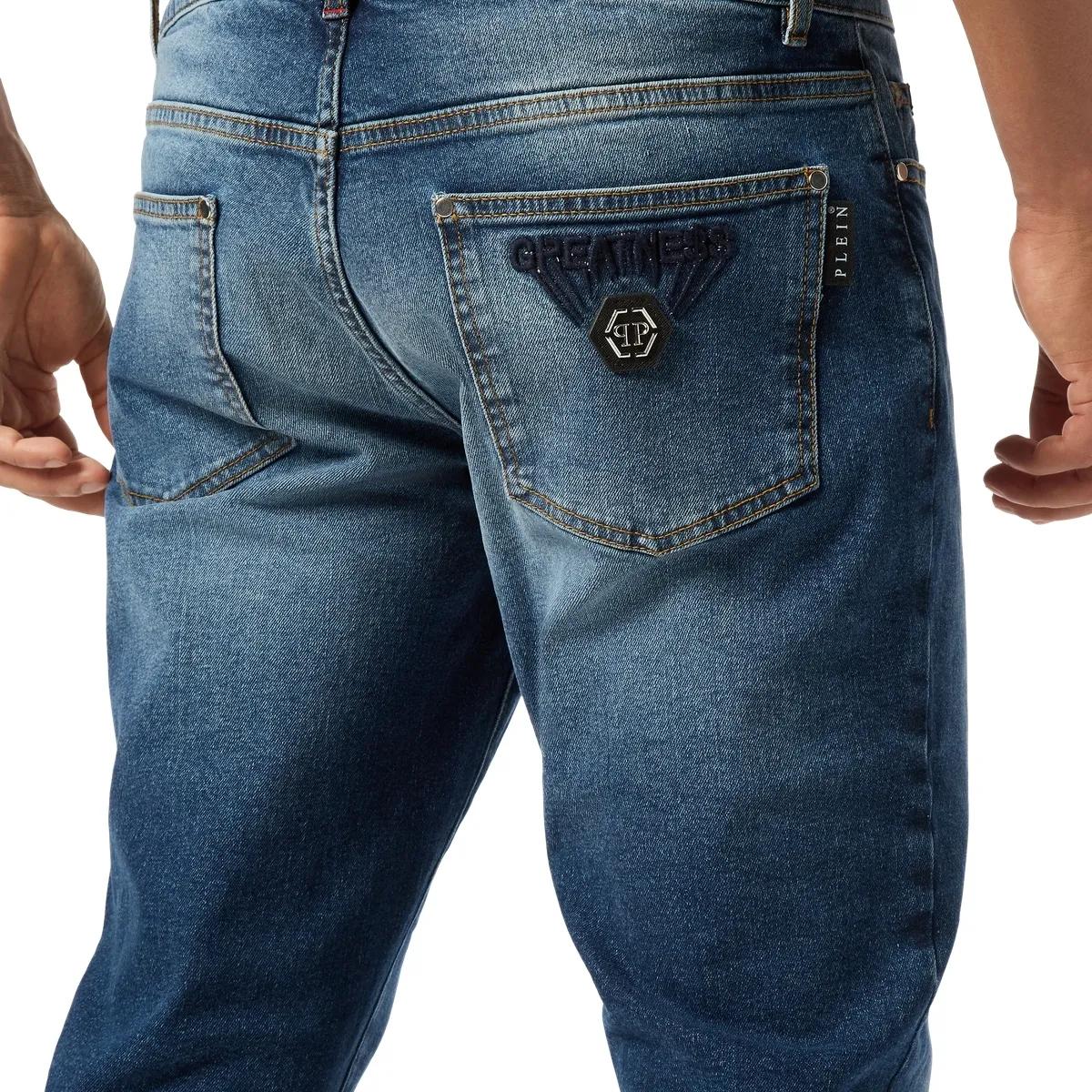 Schmal geschnittene Stone-Washed Jeans