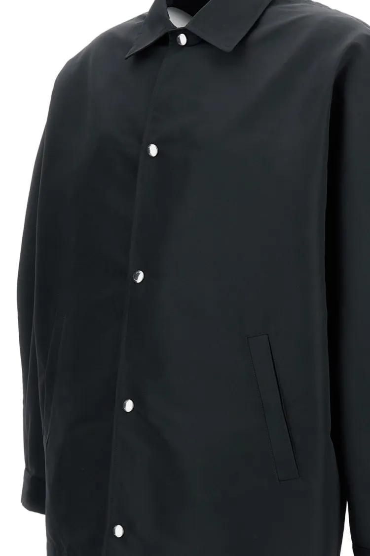 Minimalistische schwarze Button-Up Coach Jacke