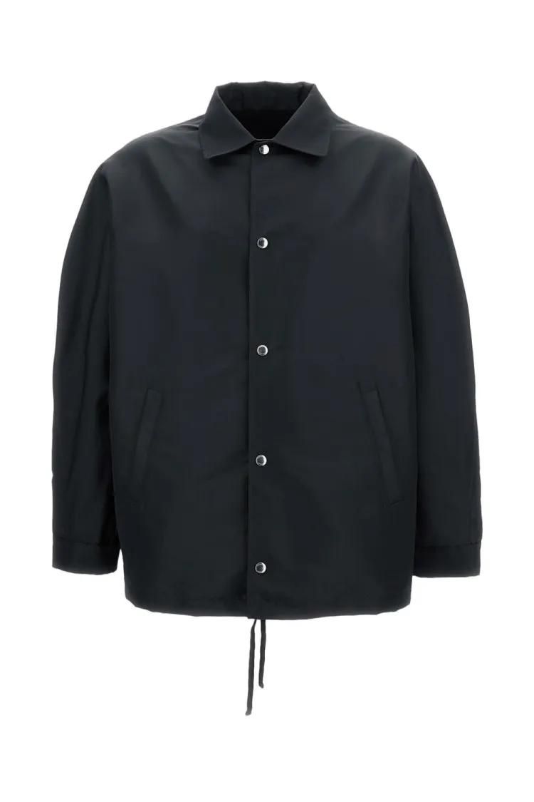 Minimalistische schwarze Button-Up Coach Jacke