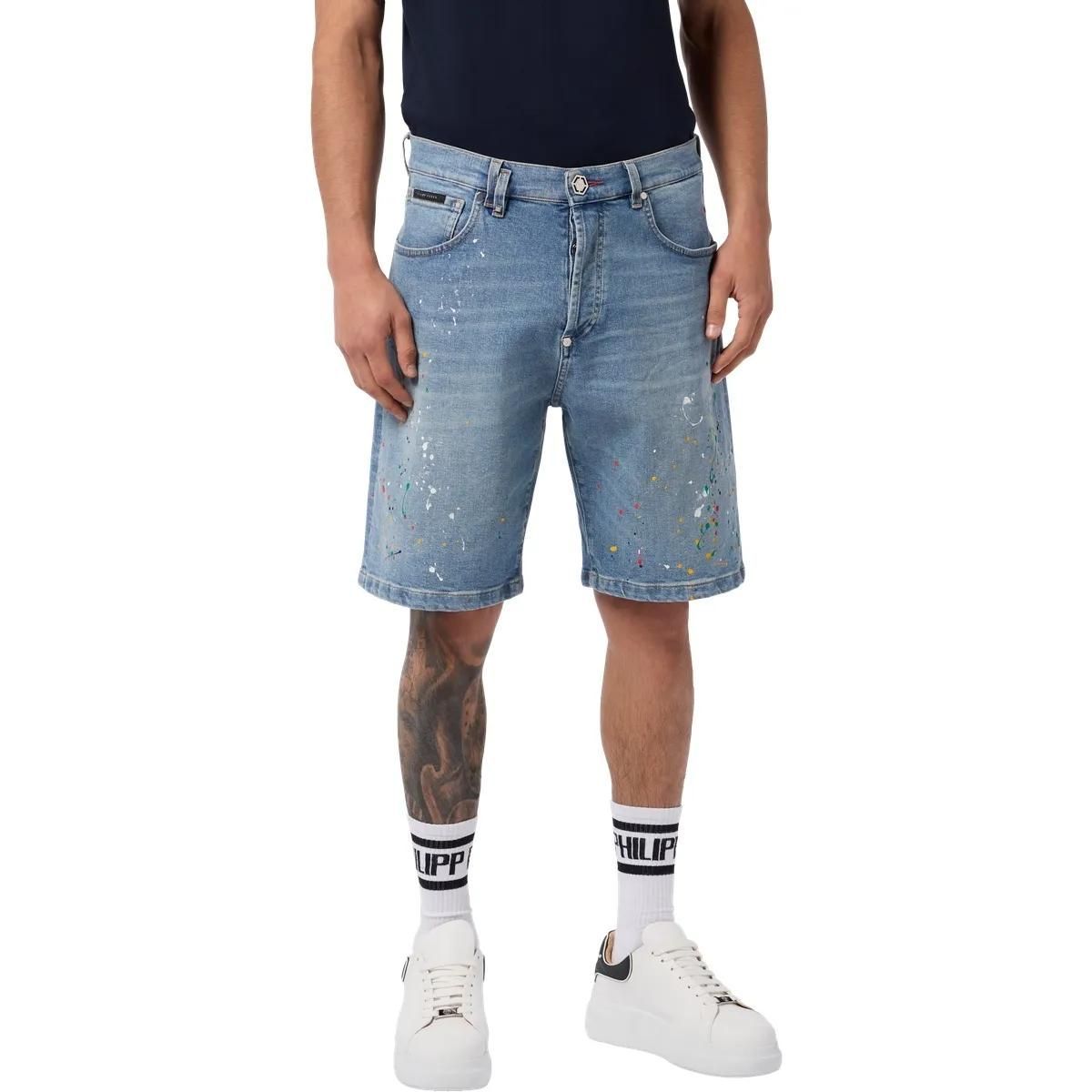 Jeansshorts in heller Waschung mit Farbspritzern