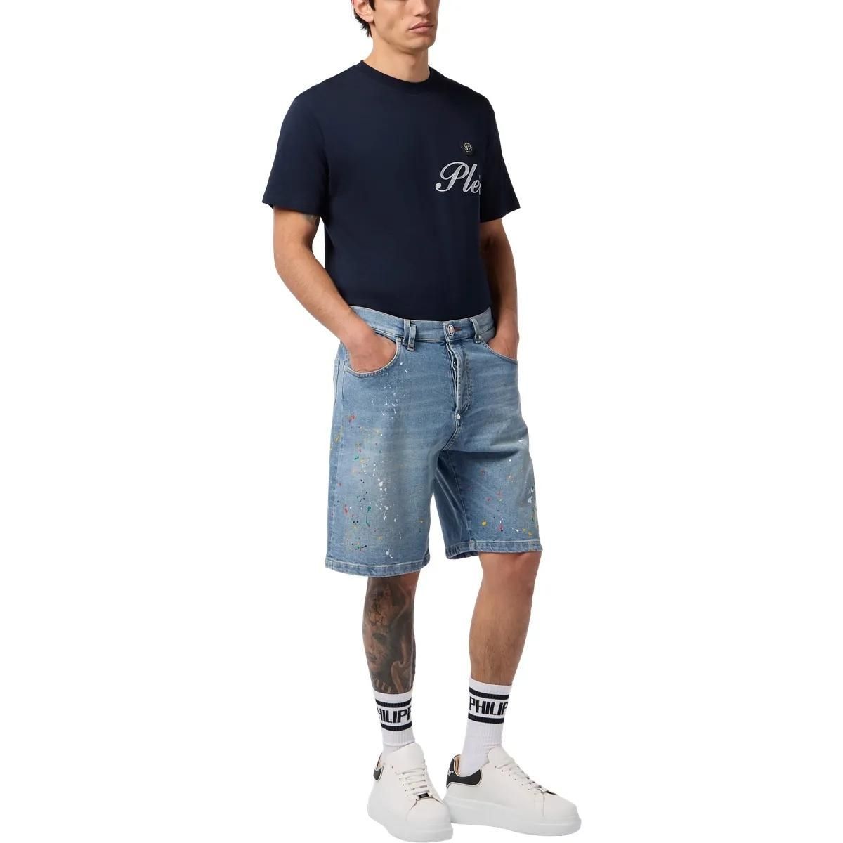 Jeansshorts in heller Waschung mit Farbspritzern