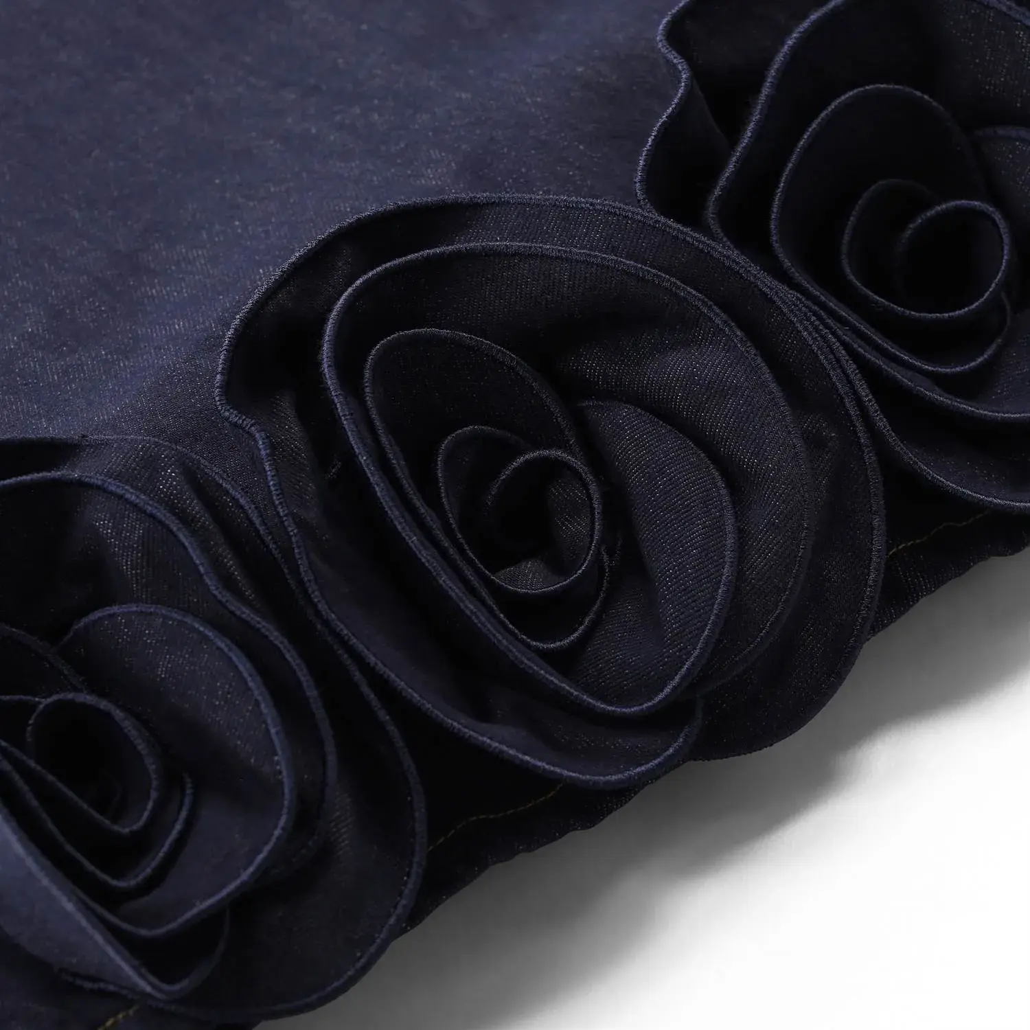 Mini-Jeanskleid mit floralen Applikationen