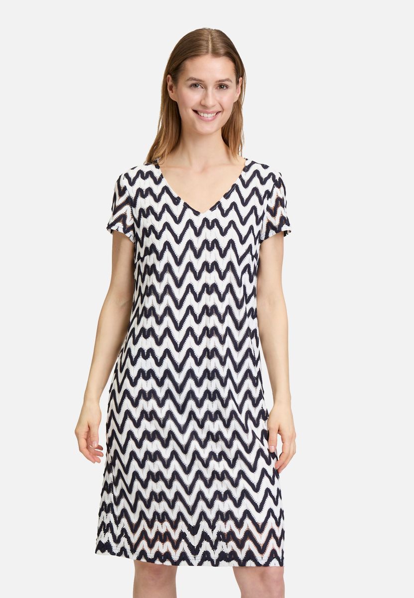 Lässiges Sommerkleid mit Zickzackmuster