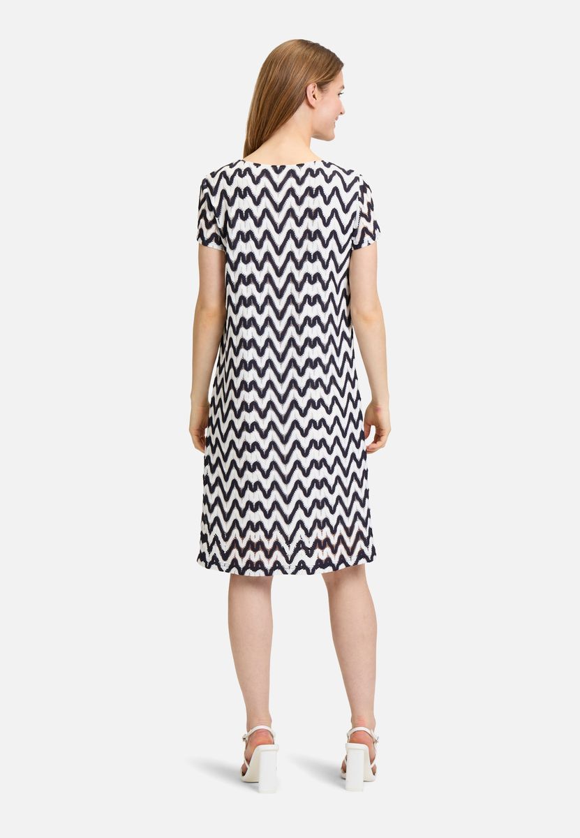 Lässiges Sommerkleid mit Zickzackmuster