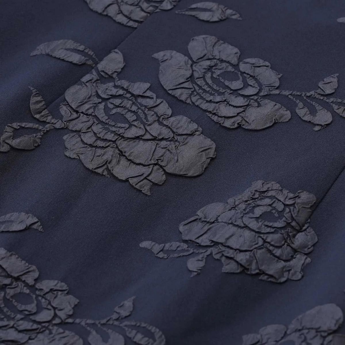 Elegantes, blumengeprägtes Midikleid Puffärmel